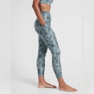Athleta Salutation Stash Pocket II 7/8 Tight